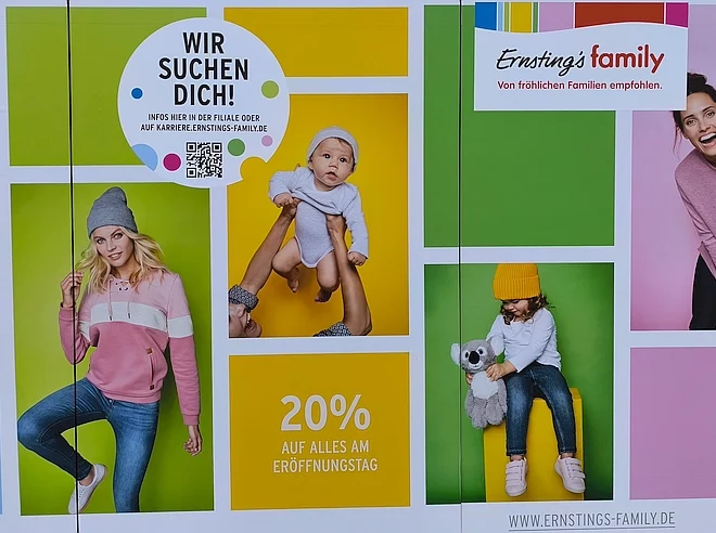 Ernstings Family plakatierte Schaufensterfront