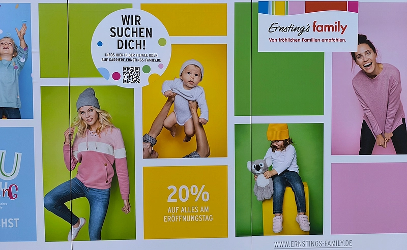 Ernstings Family plakatierte Schaufensterfront