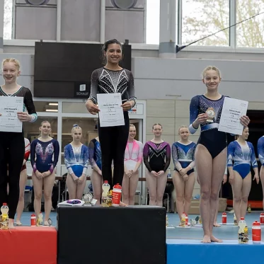 Turnerinnen auf dem Siegertreppchen