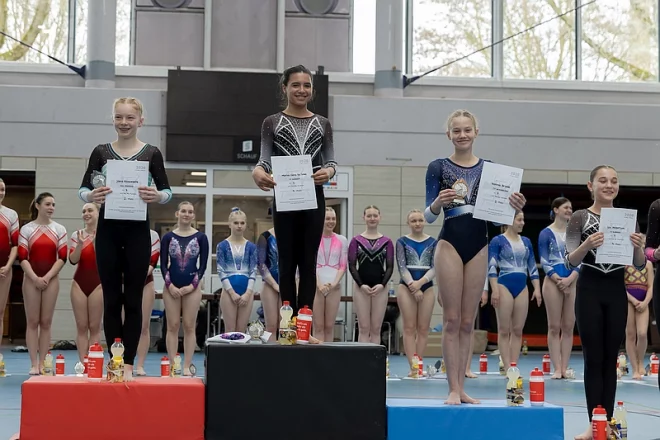 Turnerinnen auf dem Siegertreppchen