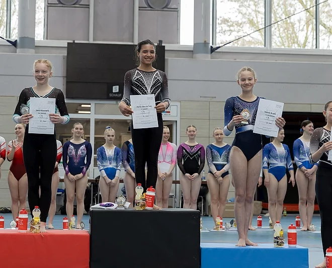 Turnerinnen auf dem Siegertreppchen