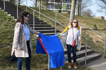 Noch ist der Wegeplan verhüllt