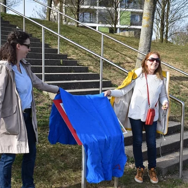 Noch ist der Wegeplan verhüllt