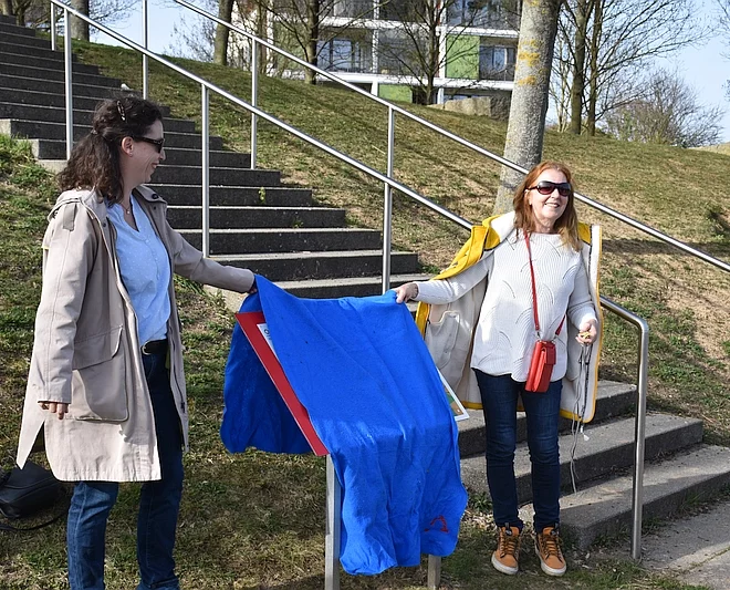 Noch ist der Wegeplan verhüllt