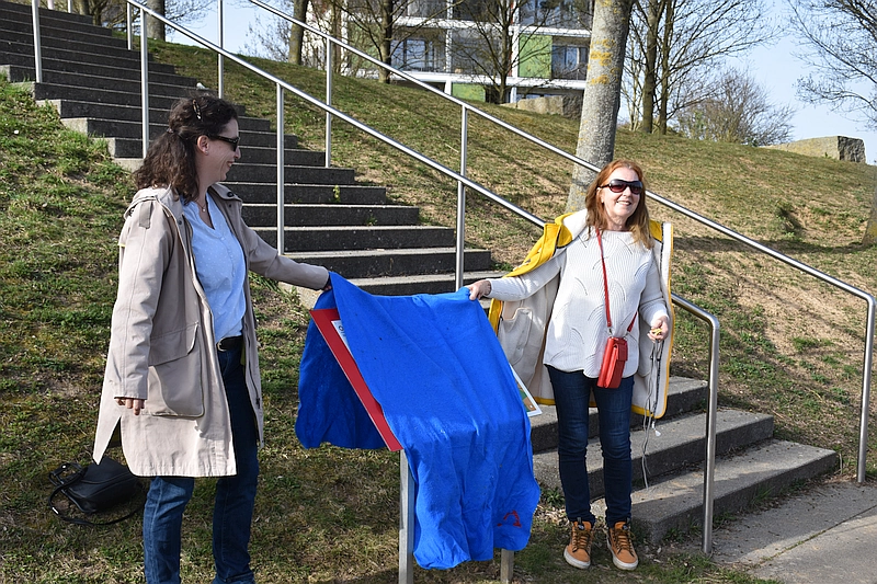 Noch ist der Wegeplan verhüllt