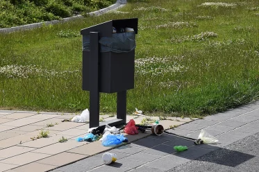 Müll rund um den Eimer