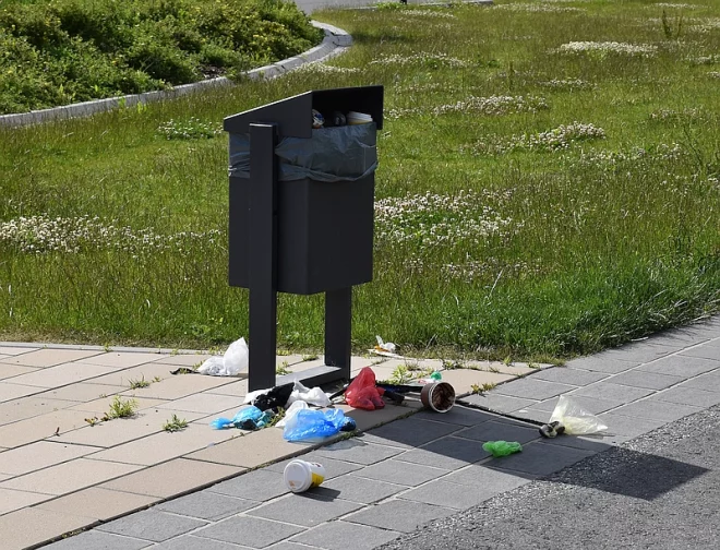 Müll rund um den Eimer