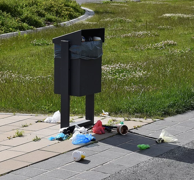 Müll rund um den Eimer