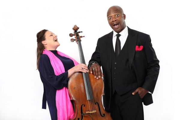 Künstlerauftritt mit Kontrabass