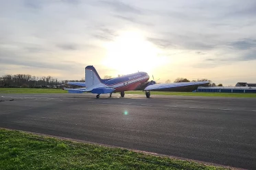 Das Messflugzeug auf dem Rollfeld