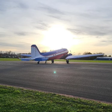 Das Messflugzeug auf dem Rollfeld