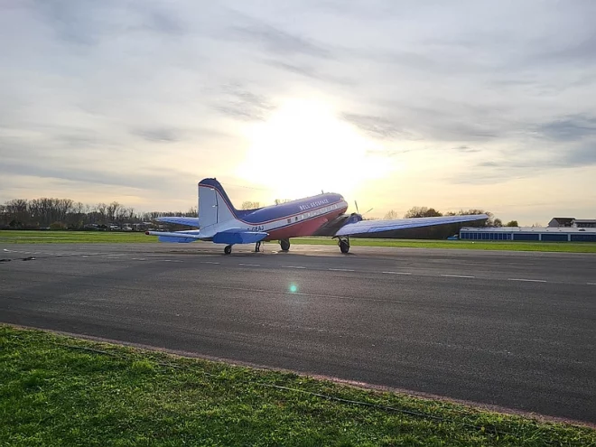 Das Messflugzeug auf dem Rollfeld