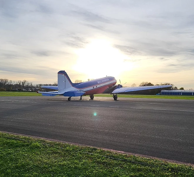 Das Messflugzeug auf dem Rollfeld