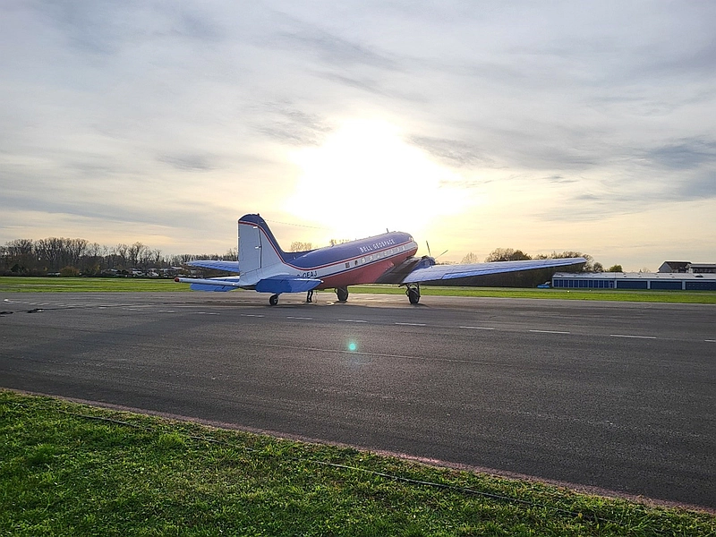 Das Messflugzeug auf dem Rollfeld