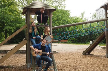 Gruppenbild auf Spielplatz