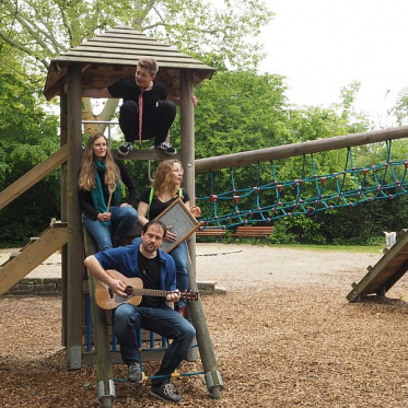 Gruppenbild auf Spielplatz