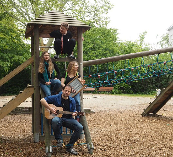 Gruppenbild auf Spielplatz