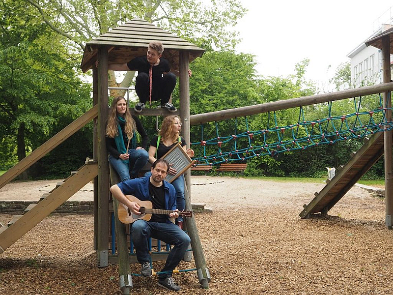 Gruppenbild auf Spielplatz