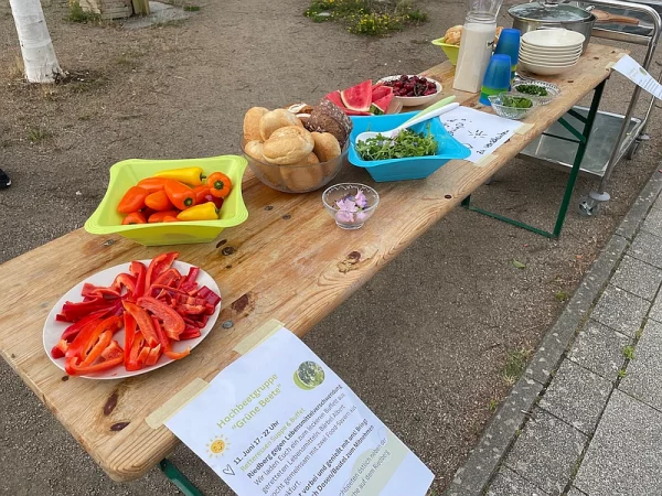 Bierzelttisch mit Geschirr und Essen