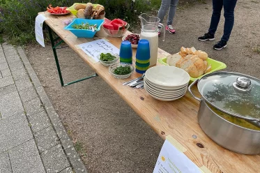 Bierzelttisch mit Geschirr und Essen