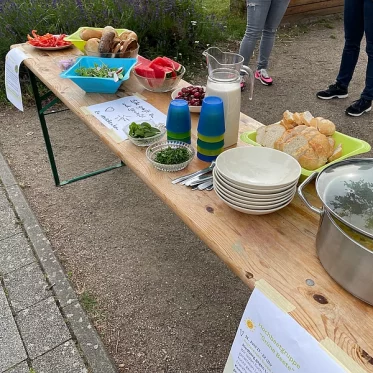 Bierzelttisch mit Geschirr und Essen