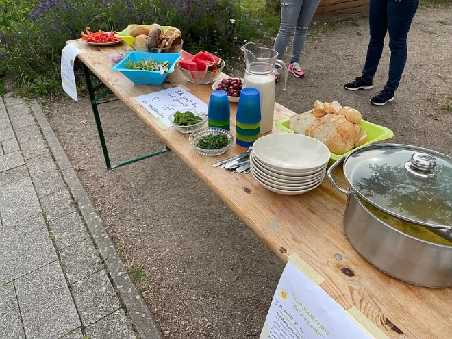 Bierzelttisch mit Geschirr und Essen
