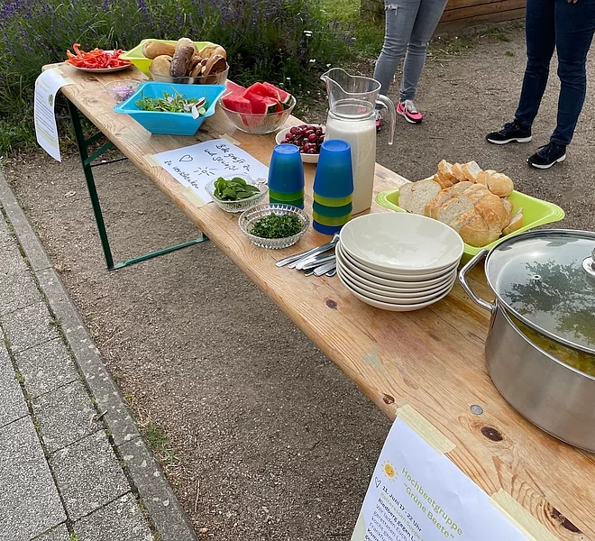 Bierzelttisch mit Geschirr und Essen