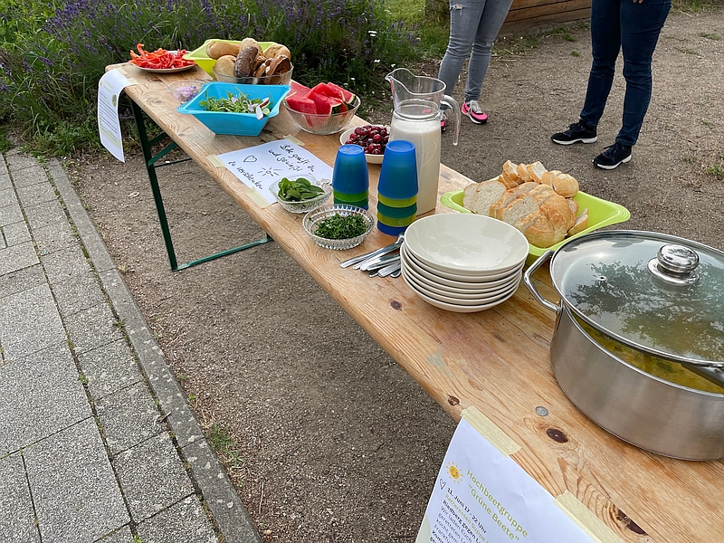Bierzelttisch mit Geschirr und Essen