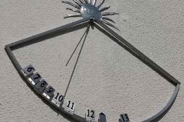 Sonnenuhr groß