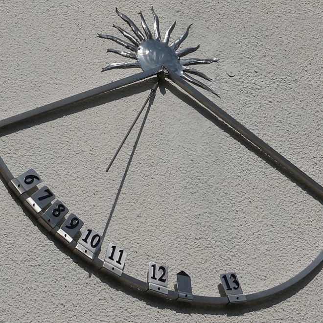 Sonnenuhr groß