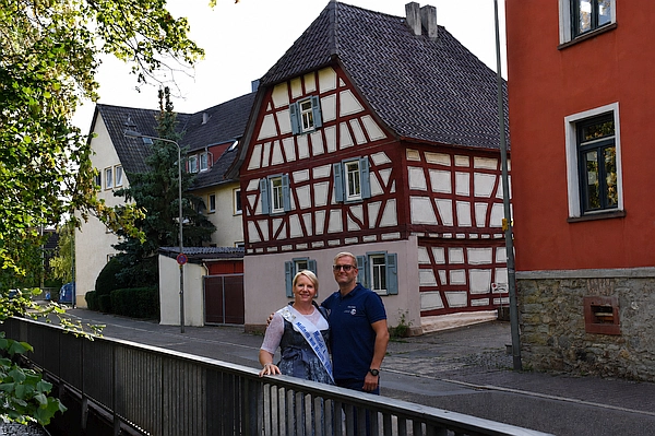 Müllerin und Schirmherr vor historischem Ensemble