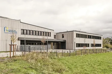 Institut für Bienenkunde: Gebäude von der Ebertstrasse aus