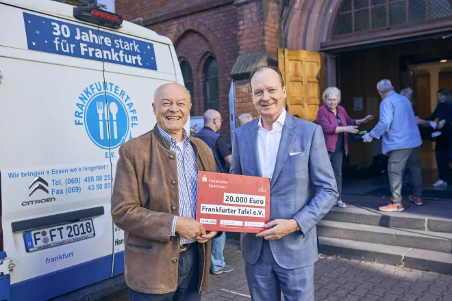 Den symbolischen Spendenscheck nahm Peter Metz (li) von Arne Weick (re) entgegen. Foto: Frankfurter Sparkasse.