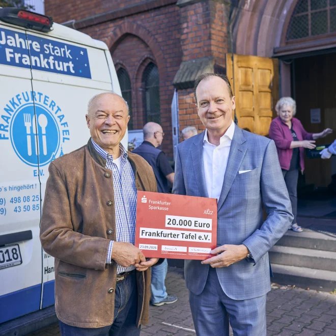 Den symbolischen Spendenscheck nahm Peter Metz (li) von Arne Weick (re) entgegen. Foto: Frankfurter Sparkasse.