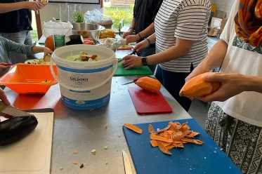 Gemeinsames Schnippeln in der Küche