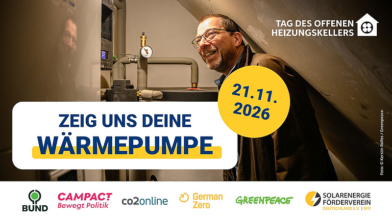 Ein Mann an seiner Heizungsanlage